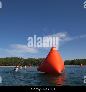 Châlons-en-Champagne Kajak Marker im Lake Ontario an der Kirsche Strand in Toronto, Kanada, während ein Kajak race. Stockfoto