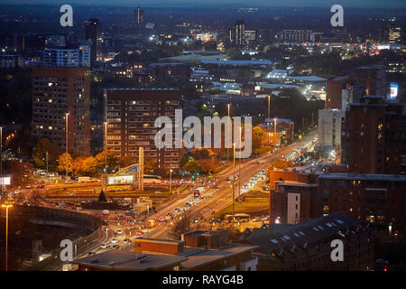 Manchester in der Nacht nach unten schauen. Der A 57 bei Chester Road Kreisverkehr und Hulme über Stockfoto