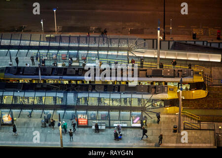 Manchester in der Nacht besetzt Castlefield metrolink Tram Station Stockfoto