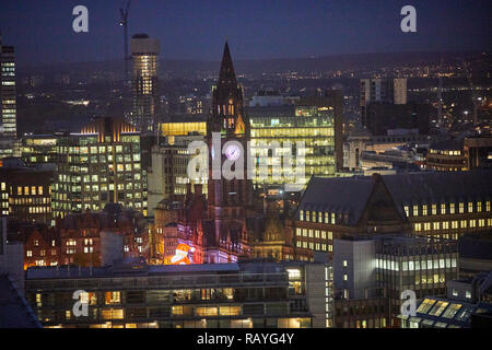 Manchester Skyline bei Nacht zeigen das Rathaus Stockfoto