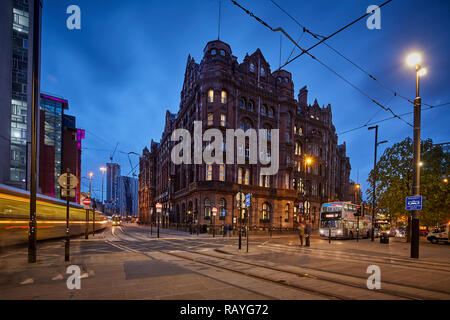 In der Nacht von Manchester Manchester Midland Hotel und am Petersplatz Stockfoto