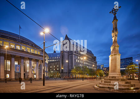 Sehenswürdigkeiten, Manchester in der Nacht Manchester Central Library und Rathaus Nebenstelle an St. Peters Square und das Kreuz von einer ehemaligen Kirche auf dem Gelände. Stockfoto