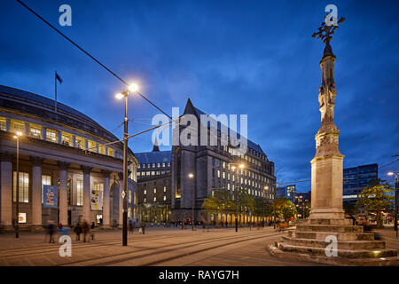 Sehenswürdigkeiten, Manchester in der Nacht Manchester Central Library und Rathaus Nebenstelle an St. Peters Square und das Kreuz von einer ehemaligen Kirche auf dem Gelände. Stockfoto