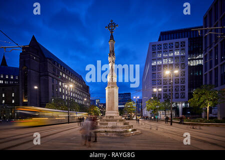 In der Nacht von Manchester Manchester Central Library und Rathaus Nebenstelle an St. Peters Square und das Kreuz Stockfoto