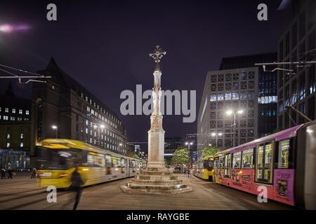 In der Nacht von Manchester Manchester Central Library und Rathaus Nebenstelle an St. Peters Square und das Kreuz Stockfoto