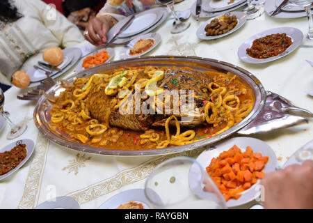 Im marokkanischen Stil Fisch ist in der Hochzeit serviert. Fisch mit Tomatensauce. Stockfoto