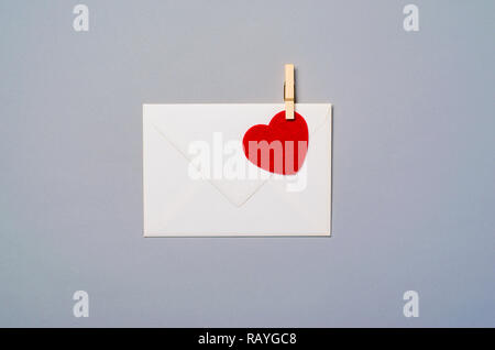 Umschlag und roten Herzen, Liebe, Valentinstag Konzept, Flach, Ansicht von oben Stockfoto