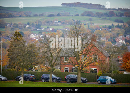 Marpel Dorf in Stockport, Cheshire die Hügel über dem Grün gesehen Stockfoto