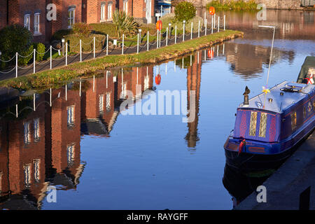 Reflexion oder Waterfront Apartments in Ellesmere Port, Cheshire, England, Shropshire Union Canal Stockfoto