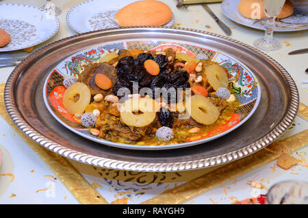 Platter mit Pflaumen und Ananas. Marokkanisches Gericht in Hochzeiten serviert. Stockfoto