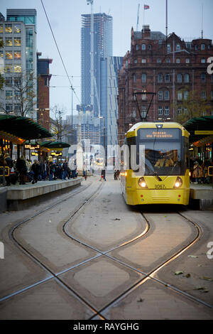 Sanierte, Metrolink tram interchange Kreuzung St. Peter's Square ist ein öffentlicher Platz im Stadtzentrum von Manchester, England. Stockfoto