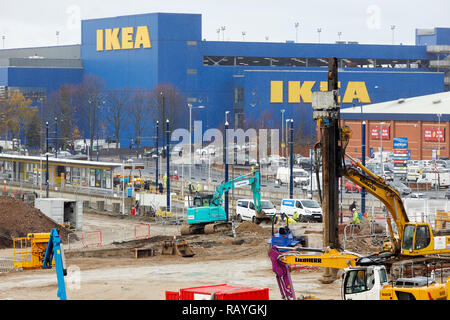 Ashton-under-Lyne in Tameside, Manchester, der Busbahnhof interchange Entwicklung Grundlage erhält unterwegs mit dem Wahrzeichen Ikea hinter Stockfoto