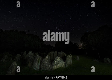 Dolmen der großen Eiche. Nacht Landschaft mit alten prähistorischen Dolmen. Montehermoso. Der Extremadura. Spanien. Stockfoto