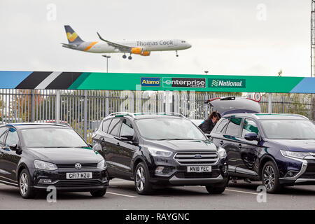 Autovermietung Alamo, Enterprise, National Car Rental Dorf auf dem Flughafen Manchester Stockfoto