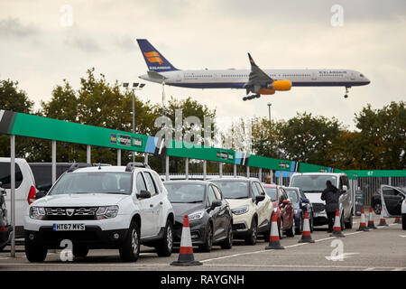 Autovermietung Alamo, Enterprise, National Car Rental Dorf auf dem Flughafen Manchester Stockfoto