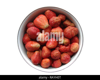 Rote Erdbeeren liegt in Schale auf weißem Hintergrund isoliert Stockfoto