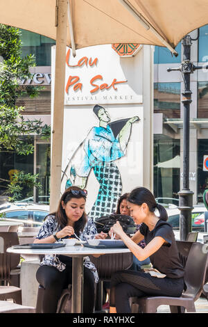 Singapur - 19. Dezember 2018: Lau Pa Sat Food Court im Central Business District. Es ist eine beliebte Mittagessen Veranstaltungsort mit Büro. Stockfoto