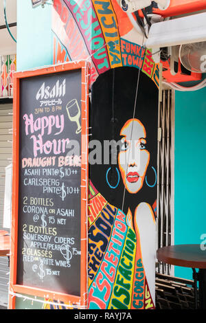 Singapur - 22. Dezember 2018: Happy hour Menü Außerhalb Bar auf Haji Lane. Dies ist in der Kampong Glam Bereich Stockfoto