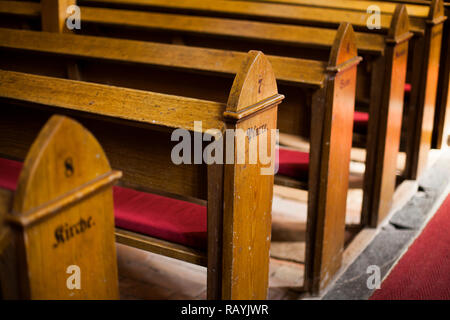 Bänke in einer kleinen Kirche in Norddeutschland. Stockfoto