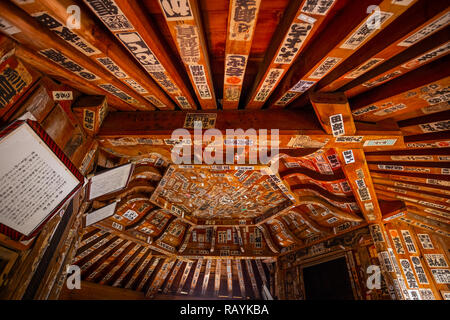 Aizuwakamatsu, Japan - 21 April 2018: Aizu Sazaedo Tempel oder Entsu Sansodo, erbaut 1796, ist einer der ältesten hölzernen Strukturen seiner Art und ein Stockfoto