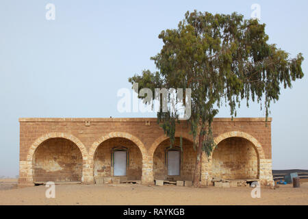 Der verlassene Bahnhof Hejaz oder Hijaz in Mudawwara, die südlichste Siedlung Jordaniens nahe der saudischen Grenze, war Teil des osmanischen Eisenbahnnetzes, das von Damaskus nach Medina, durch die Hejaz-Region Saudi-Arabiens, mit einer Nebenstrecke nach Haifa am Mittelmeer führte. Stockfoto
