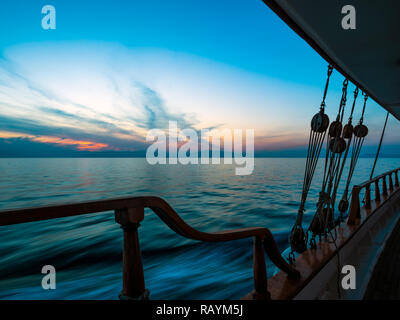 Sonnenuntergang am Segelboot deck während der Kreuzfahrt auf den Kykladen in Griechenland Stockfoto