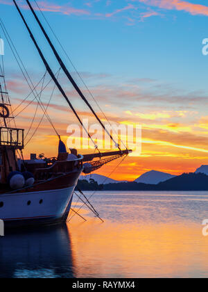 Segelboot bei Sonnenaufgang in der Bucht von Nidri auf Lefkas Insel Griechenland Stockfoto