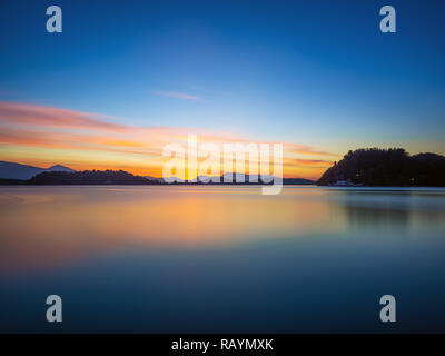 Sonnenaufgang in der Bucht von Nidri auf Lefkas IONISCHE INSEL Griechenland Stockfoto