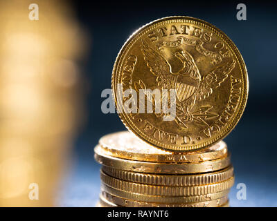 Echtes Gold Münzen über dunklen Hintergrund Stockfoto