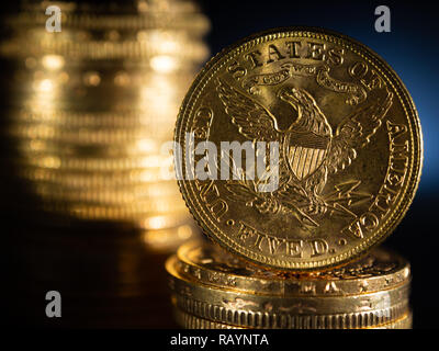 Echtes Gold Münzen über dunklen Hintergrund Stockfoto