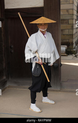 Nagasaki, Japan - Oktober 22, 2018: traditionell gekleideten Japaner Spaziergänge durch die Straße in Dejima, Nagasaki Stockfoto