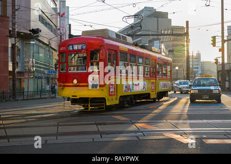 Nagasaki, Japan - 25. Oktober 2018: Retro elektrische Straßenbahn in Nagasaki Stockfoto