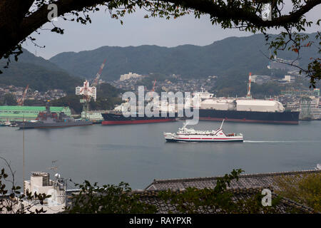 Nagasaki, Japan - Oktober 26,2018: Nagasaki Hafen mit Fähren und cruiseboats umgeben von Bergen Stockfoto
