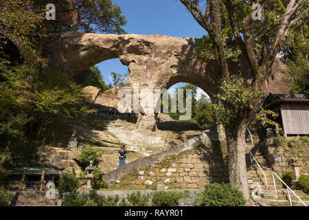 Sasebo, Japan - Oktober 29, 2018: Brillen rock, Meganeiwa, buchstäblich Brillen rock, malerischen Ort in Sassebo Stockfoto