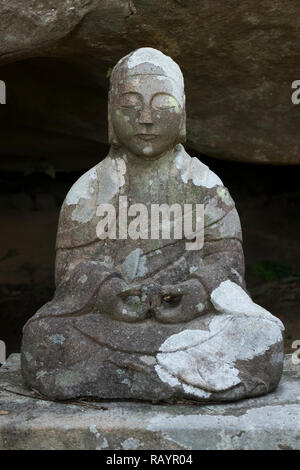 Sasebo, Japan - 29. Oktober 2018: alte Stein Buddha Statue in Meganeiwa Park, Sasebo Stockfoto