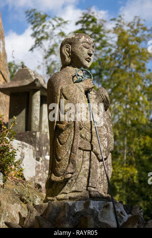 Sasebo, Japan - 29. Oktober 2018: alte Stein Buddha Statue in Meganeiwa Park, Sasebo Stockfoto