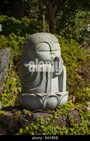 Sasebo, Japan - 29. Oktober 2018: alte Stein Buddha Statue in Meganeiwa Park, Sasebo Stockfoto