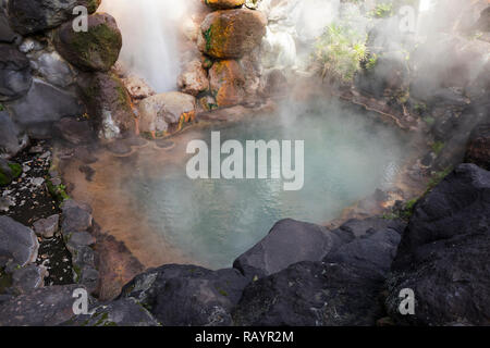 Beppu, Japan - 2 November, 2018: Tatsumaki Jigoku Geysir, ein Naturdenkmal, auf der Hölle tour in Beppu Stockfoto