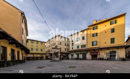 Blick auf die wunderschöne Piazza della Sala in einem Moment der Ruhe, Pistoia, Toskana, Italien Stockfoto