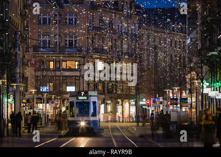 Weihnachtsbeleuchtung an der Bahnhofstrasse, Zürich, Schweiz Stockfoto