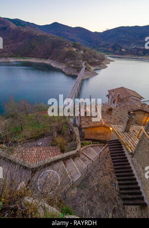 Castel di Tora (Italien) - Eine tolle Berg- und mittelalterliche kleine Stadt auf dem Felsen in Turano See in der Provinz Viterbo, Region Latium. Hier ein Blick auf hist Stockfoto