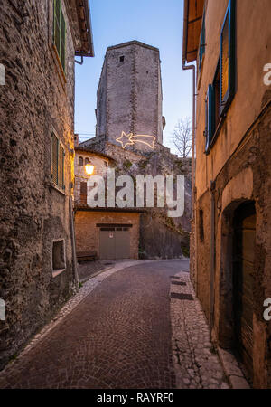 Castel di Tora (Italien) - Eine tolle Berg- und mittelalterliche kleine Stadt auf dem Felsen in Turano See in der Provinz Viterbo, Region Latium. Hier ein Blick auf hist Stockfoto