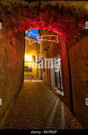 Castel di Tora (Italien) - Eine tolle Berg- und mittelalterliche kleine Stadt auf dem Felsen in Turano See in der Provinz Viterbo, Region Latium. Hier ein Blick auf hist Stockfoto