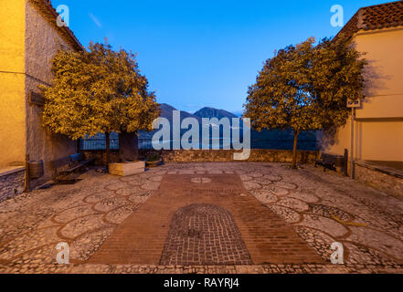 Castel di Tora (Italien) - Eine tolle Berg- und mittelalterliche kleine Stadt auf dem Felsen in Turano See in der Provinz Viterbo, Region Latium. Hier ein Blick auf hist Stockfoto