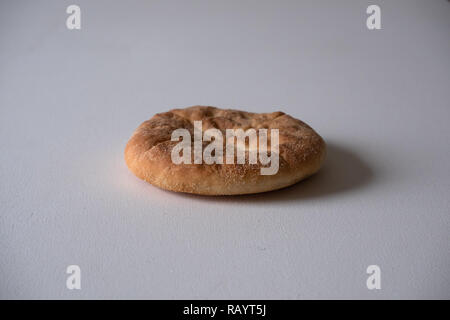 Eine kleine hausgemachte Fladenbrot auf weißem Hintergrund Stockfoto