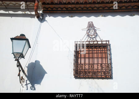 Fenster- und Straßenbeleuchtung. Villanueva de los Infantes, Provinz Ciudad Real, Spanien. Stockfoto