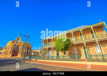 York, Australien - Dec 25, 2017: Rathaus und Imperial Inn on Avon Terrasse in York, einem beliebten touristischen und historischen Stadt östlich von Perth, Western Australia. Denkmalgeschützten viktorianischen Gebäude. Blue Sky. Stockfoto