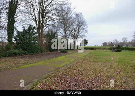 Dezember 2018, Manheim, Kerpen-Manheim, Nordrhein-Westfalen, Deutschland - Die meisten der Gräber hat bereits wieder bestattet wurde auf dem alten Friedhof der Manheim. Stockfoto