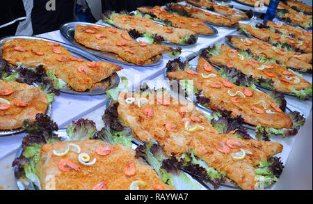 Bastilla / Pastilla - Garnelen Bastilla, Kuchen gefüllt mit Garnelen und süßen und salzigen Gewürzen - Marokko. Stockfoto