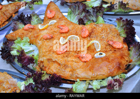 Bastilla / Pastilla - Garnelen Bastilla, Kuchen gefüllt mit Garnelen und süßen und salzigen Gewürzen - Marokko. Stockfoto